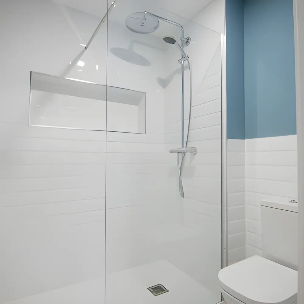 Alicatado de azulejos en un baño de Badajoz