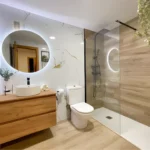 Baño reformado en Badajoz con mampara y grifería nueva